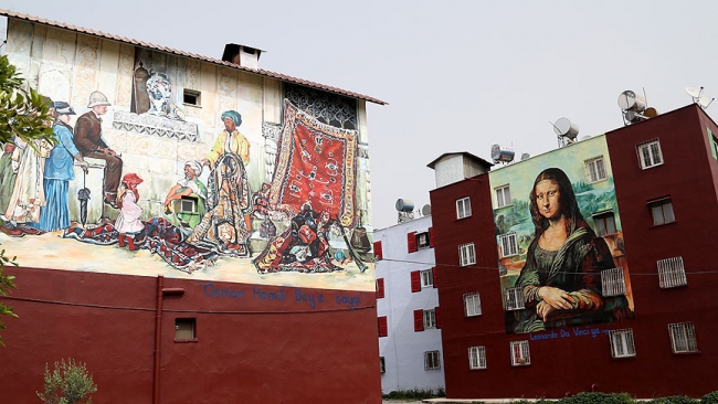 Da Vinci'nin Mona Lisa'sı bina duvarında